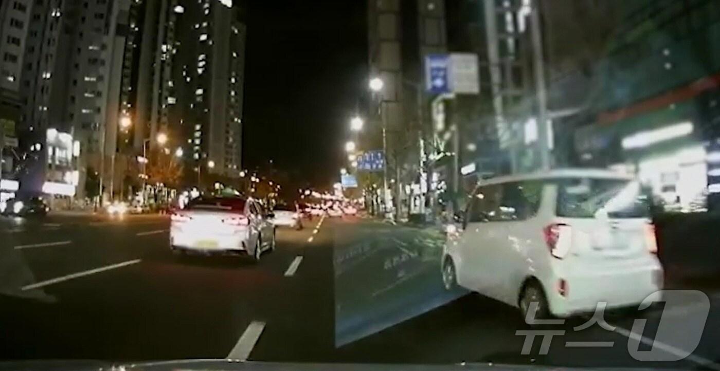 본문 이미지 - 범행 차량이 2차선을 달리던 중 4차선에서 3차선으로 진로변경 중인 차량에게 속도를 높여 다가가고 있다.(부산경찰청 제공 블랙박스 영상 갈무리. 재판매 및 DB 금지)