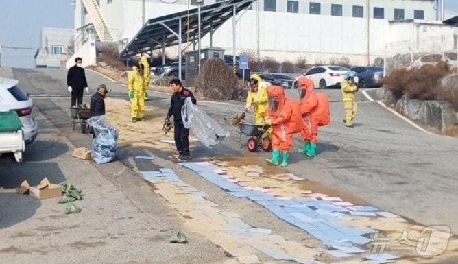 본문 이미지 - 질산 누출 사고 현장. (천안 동남소방서 제공. 재판매 및 DB금지)/뉴스1