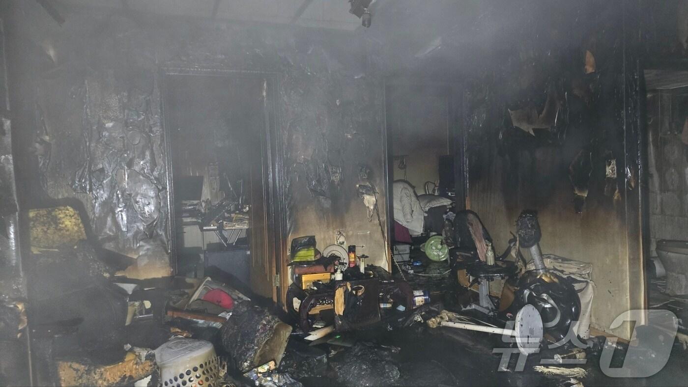 11일 울산 연암동 상가주택에서 발생한 화재.(울산소방본부제공. 재판매 및 DB 금지)