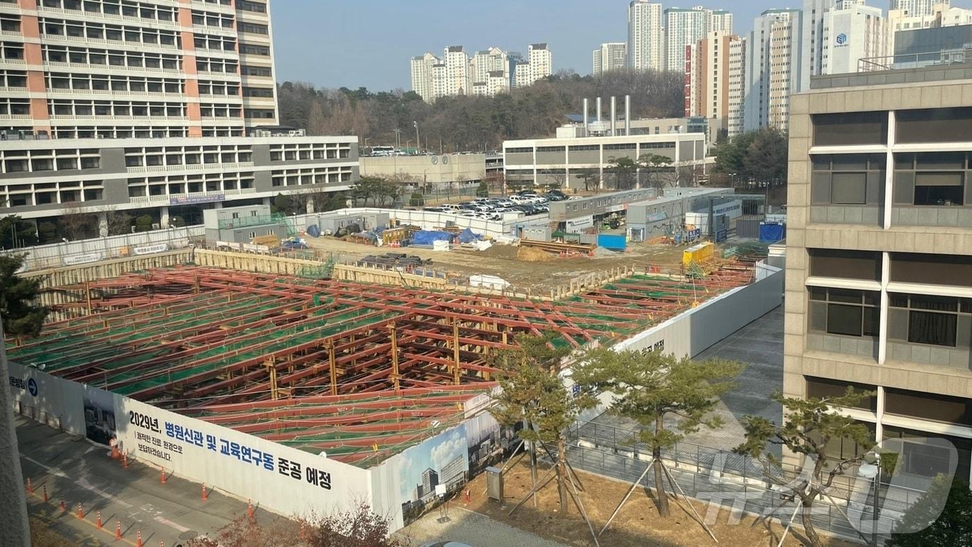 지난 7일 아주대의료원이 건설하고 있는 아주대병원 신관 모습./뉴스1