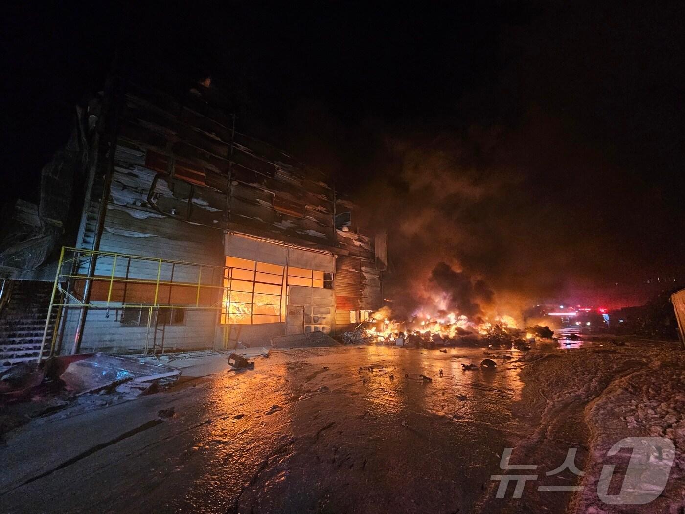 본문 이미지 - 10일 김해시 한림면 명동리의 한 자원순환시설에서 불이 나 소방관들이 진화에 나서고 있다.(경남소방본부 제공. 재판매 및 DB금지)