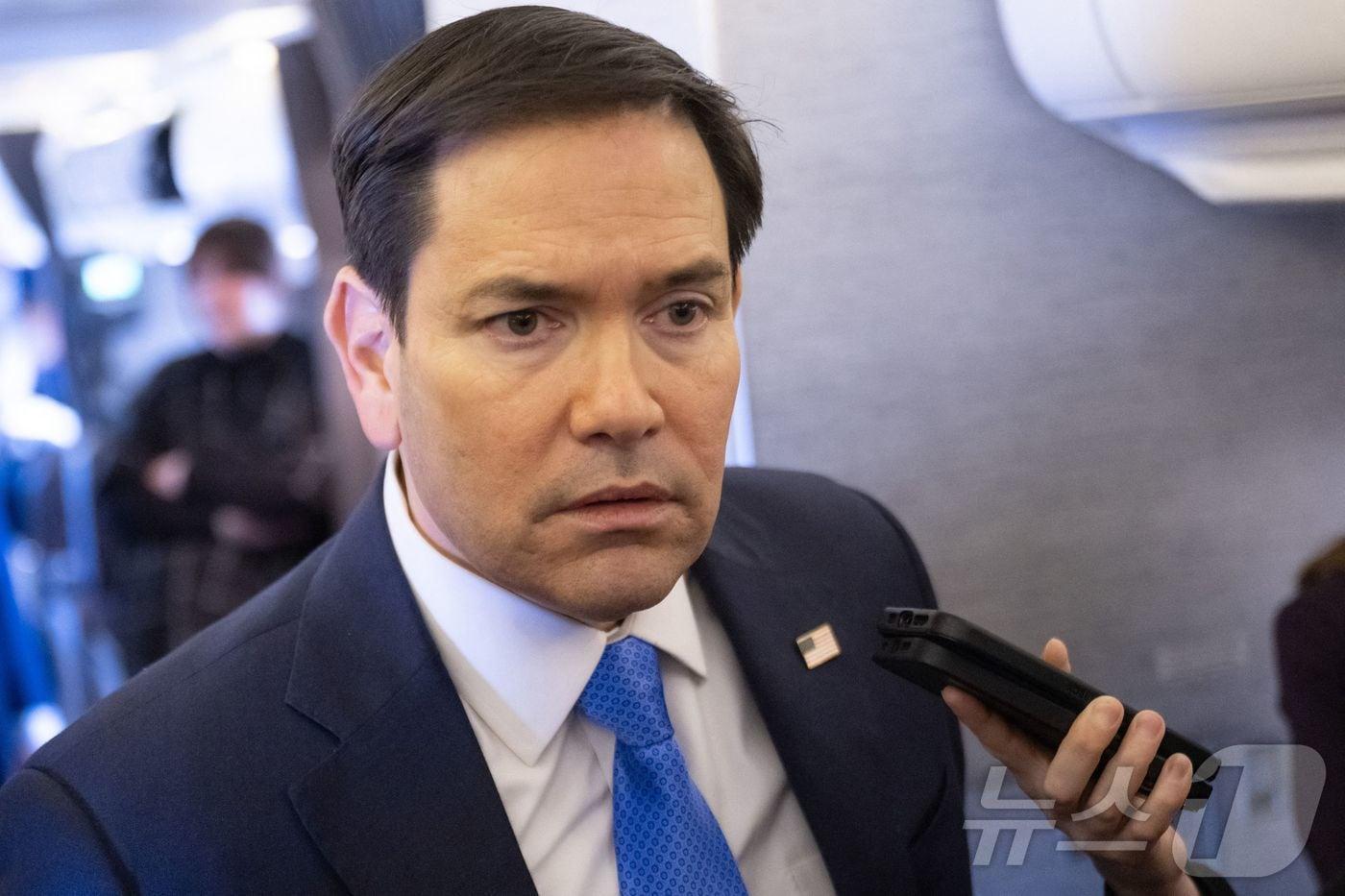 마코 루비오 미국 국무장관이 10일&#40;현지시간&#41; 사우디아라비아 제다로 향하는 비행기 안에서 취재진과 만나 “우크라이나가 러시아처럼 전쟁을 종료하거나 어떤 형태로든 최소한 그것을 중단시키기 위해 어려운 일을 해야 할 준비가 돼 있다는 강력한 느낌이 있어야 한다”고 말하고 있다. 2025.03.11 ⓒ AFP=뉴스1 ⓒ News1 우동명 기자