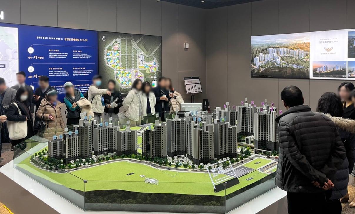 본문 이미지 - ’창경궁 롯데캐슬 시그니처’ 견본주택을 내방객들이 둘러보고 있다. /롯데건설 제공 