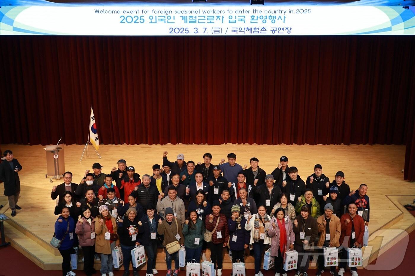 영동군 외국인 계절근로자 입국 환영행사 모습&#40;영동군 제공. 재판매 및 DB금지&#41; /뉴스1