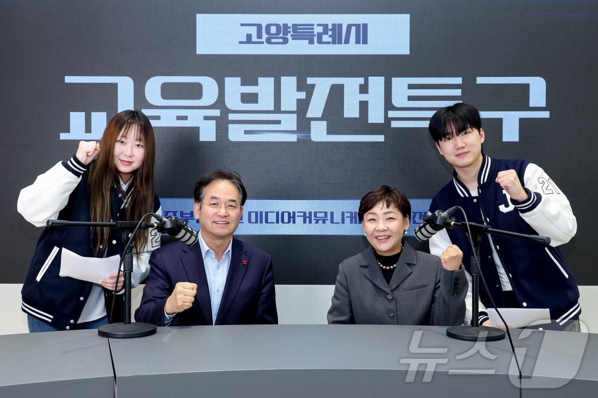 본문 이미지 - 지난 10일 경기 고양시 중부대학교 고양캠퍼스에서 열린 ‘GY(고양) STUDIO X’ 개소식에서 이동환 고양시장(왼쪽 두번째)이 중부대학교 학생 및 관계자와 기념촬영을 하고 있다. (고양시 제공, 재판매 및 DB금지)