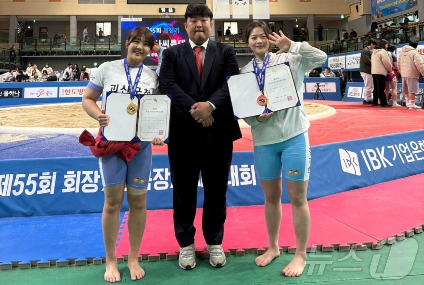 괴산군청 여자씨름단이 경북 문경서 열린 회장기 전국장사씨름대회 여자 개인전에서 1위와 3위를 차지했다. 왼쪽부터 김주연 선수(1위), 이광석 감독, 김지한 선수(3위)/뉴스1