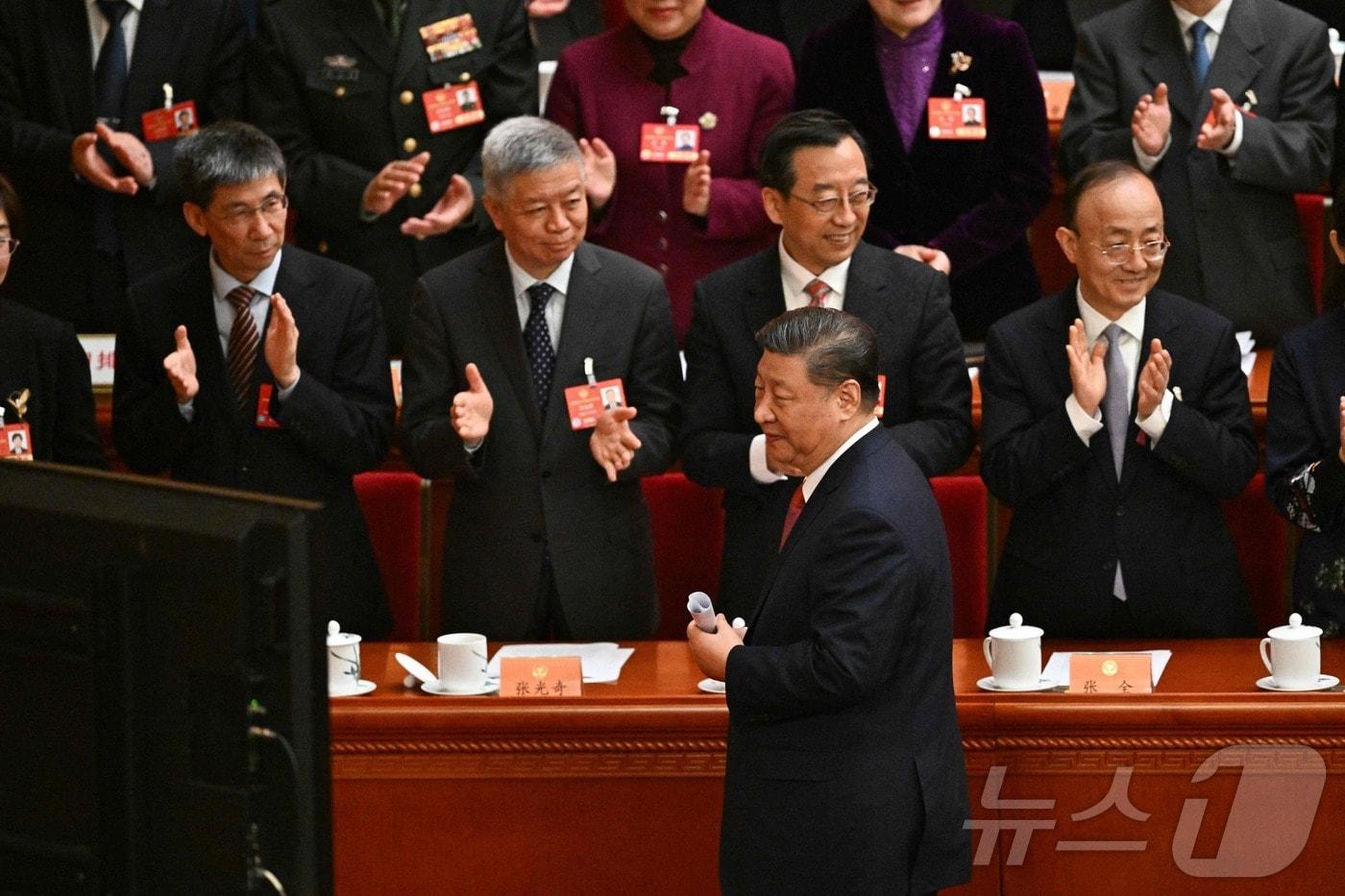 본문 이미지 - 지난해 3월 10일 시진핑 중국 국가주석이 베이징 인민대회당에서 열린 전국인민정치협상회의(정협) 폐막식에 참석한 뒤 떠나고 있다. 2025.03.11 ⓒ AFP=뉴스1 ⓒ News1