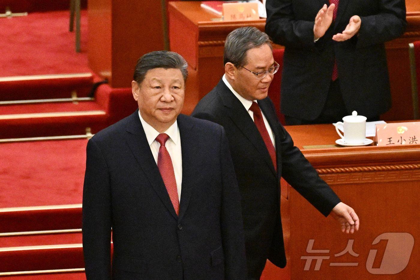 본문 이미지 - 시진핑 중국 국가주석이 10일(현지시간) 베이징 인민대회당에서 열린 전국인민정치협상회의(정협) 폐막식에 리창 총리와 도착을 하고 있다. 2025.03.11 ⓒ AFP=뉴스1 ⓒ News1 우동명 기자