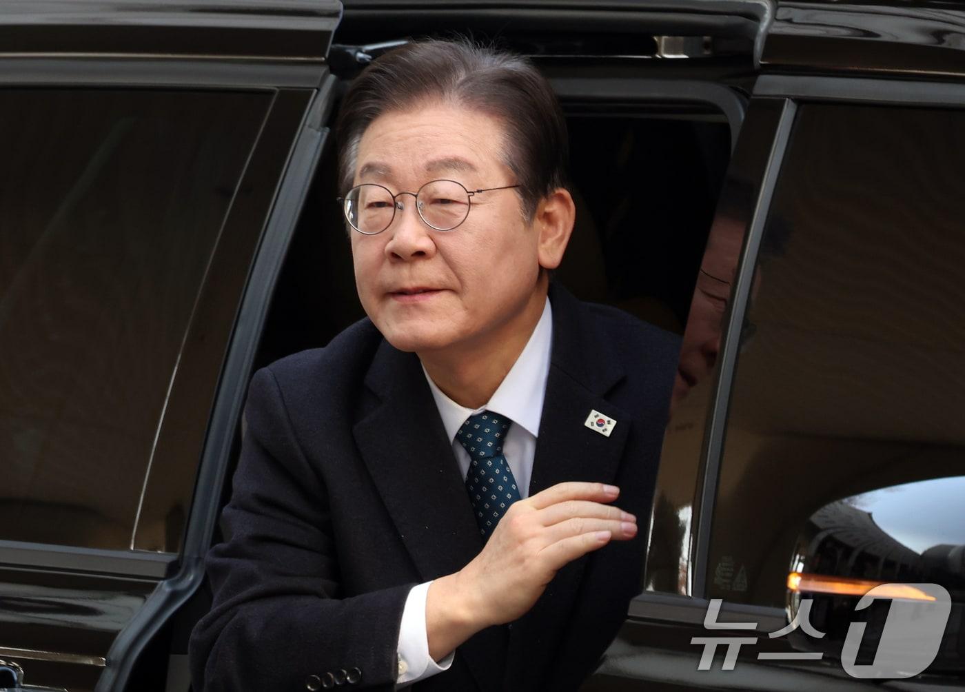 본문 이미지 - 이재명 더불어민주당 대표가 11일 오전 서울 서초구 서울중앙지방법원에서 열린 '대장동 개발비리 의혹' 특정범죄가중처벌등에관한법률위반(뇌물)등 공판에 출석하고 있다. 2025.3.11/뉴스1 ⓒ News1 김명섭 기자