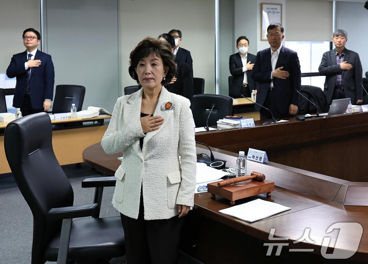 본문 이미지 - 박선영 진실화해를위한과거사정리위원회 위원장과 위원 등이 11일 오전 서울 중구 진실화해를위한과거사정리위원회 대회의실에서 열린 100차 위원회 회의에서 국민의례를 하고 있다. 2025.3.11/뉴스1 ⓒ News1 박정호 기자