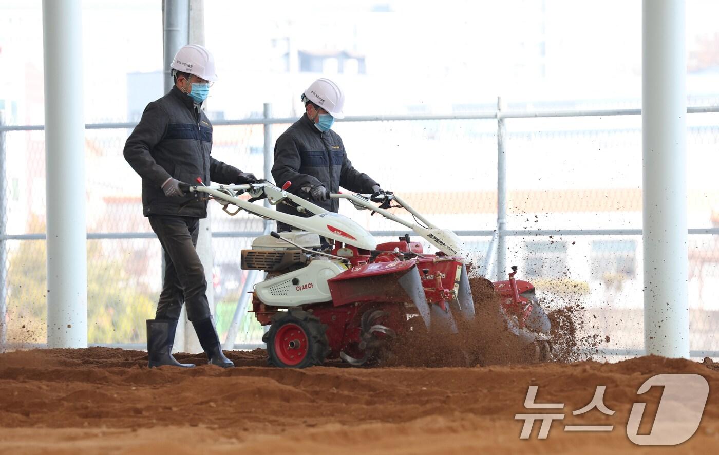 제10회 흙의 날인 11일 오전 경기 화성시 경기도농업기술원 농업기술교육센터 실습장에서 관계자가 앞으로 있을 교육에 대비해 겨우내 창고에 있던 농기계를 점검하고 있다. 2025.3.11/뉴스1 ⓒ News1 김영운 기자