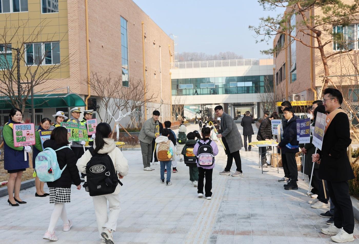 본문 이미지 - 11일 행복청은 세종시·세종시교육청·세종남부경찰서·한국토지주택공사 관계자와 함께 산울동 산울초 앞에서 교통안전캠페인을 실시했다.(행복청 제공)