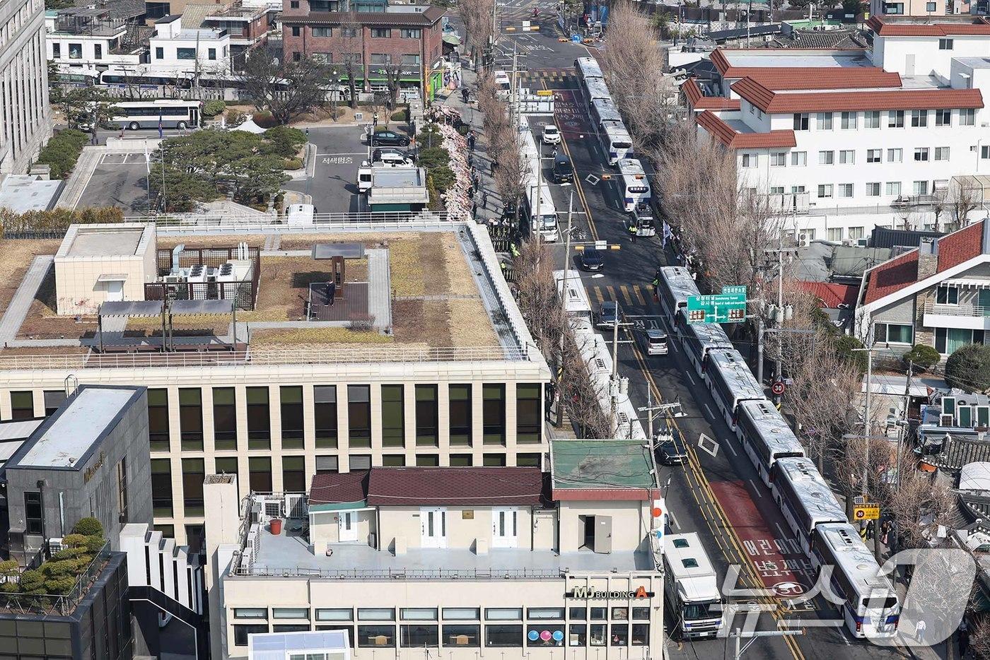 11일 서울 종로구 헌번재판소 출입로 주변에 경찰 버스가 차 벽을 이루고 있다. 2025.3.11/뉴스1 ⓒ News1 민경석 기자