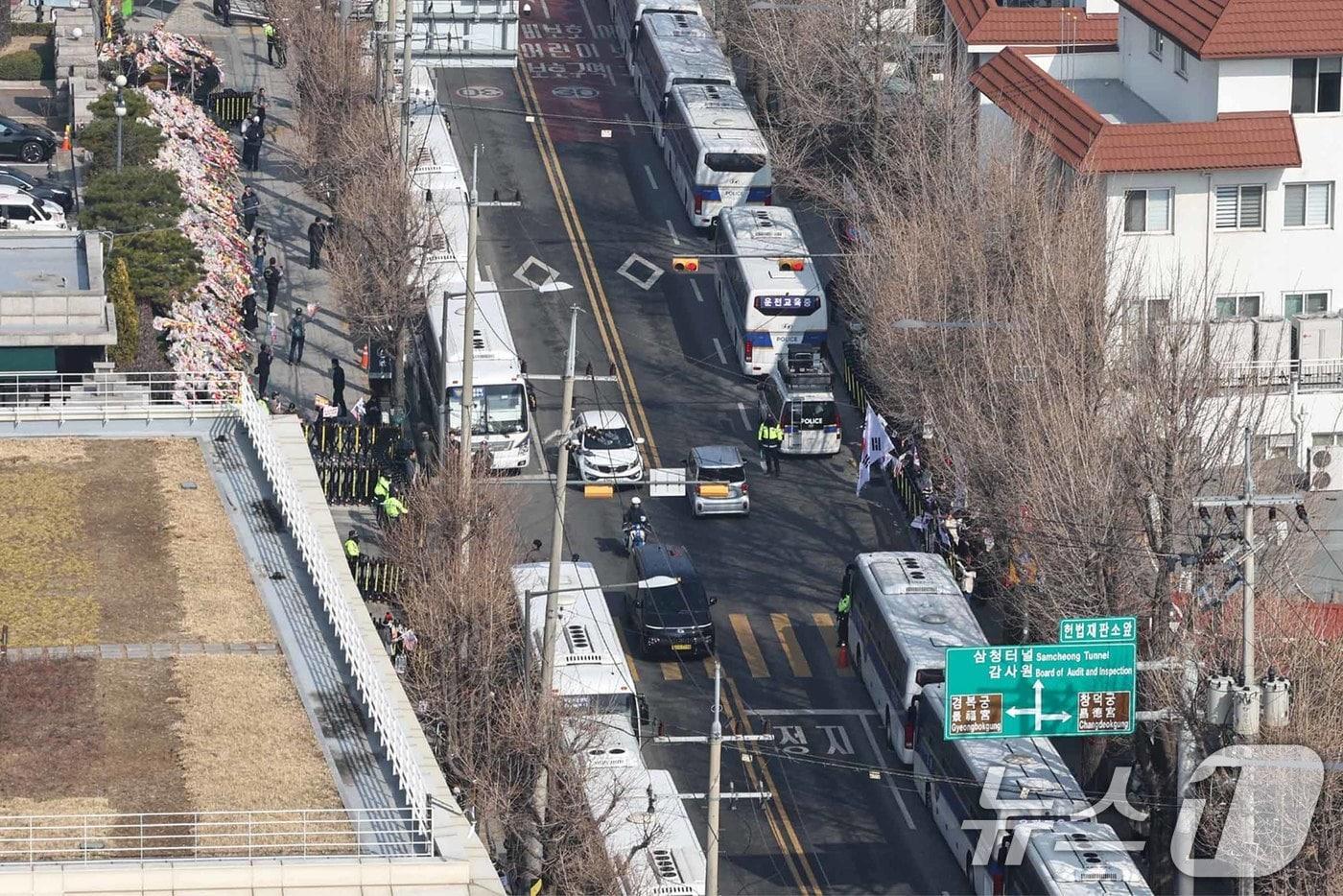 . 11일 서울 종로구 헌번재판소 출입로 주변에 경찰 버스가 차 벽을 이루고 있다. 2025.3.11/뉴스1 ⓒ News1 민경석 기자