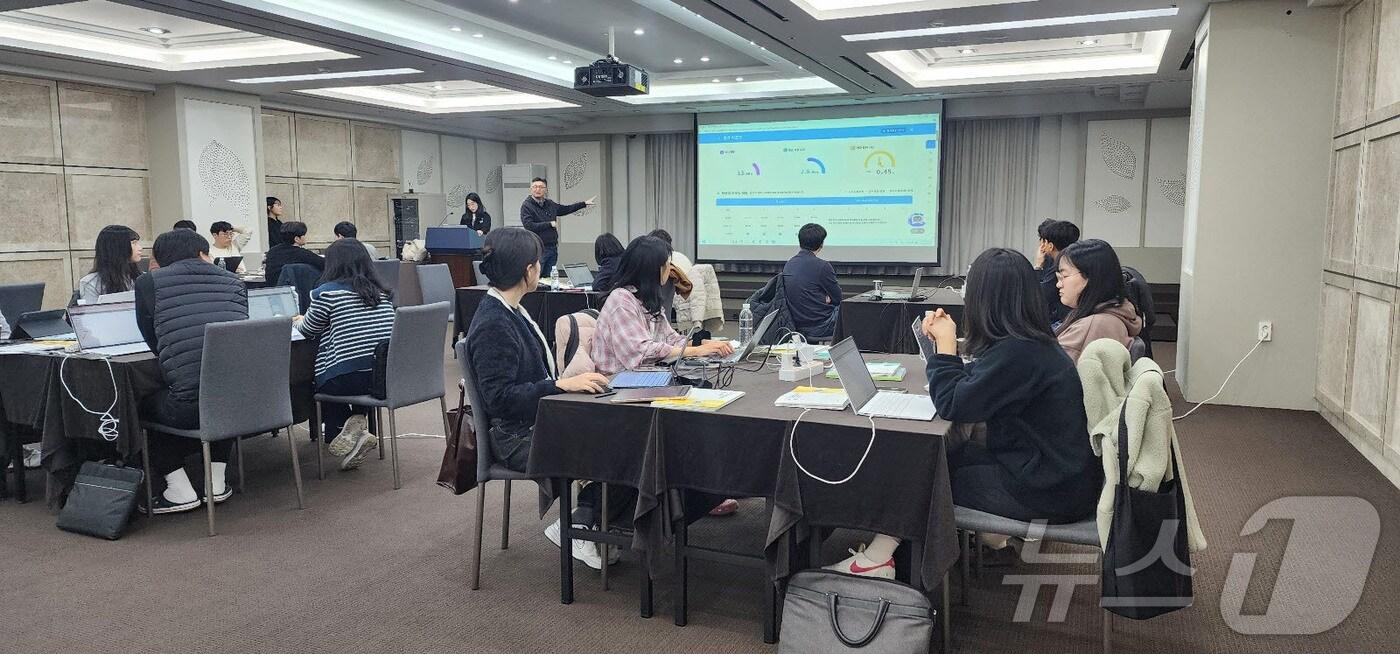 대전교육청 디지털드림지원단 소속 교사들이 AI 디지털교과서 도입에 대비해 역량강화 연수를 듣고 있다.(대전교육청 제공. 재판매 및 DB금지) /뉴스1