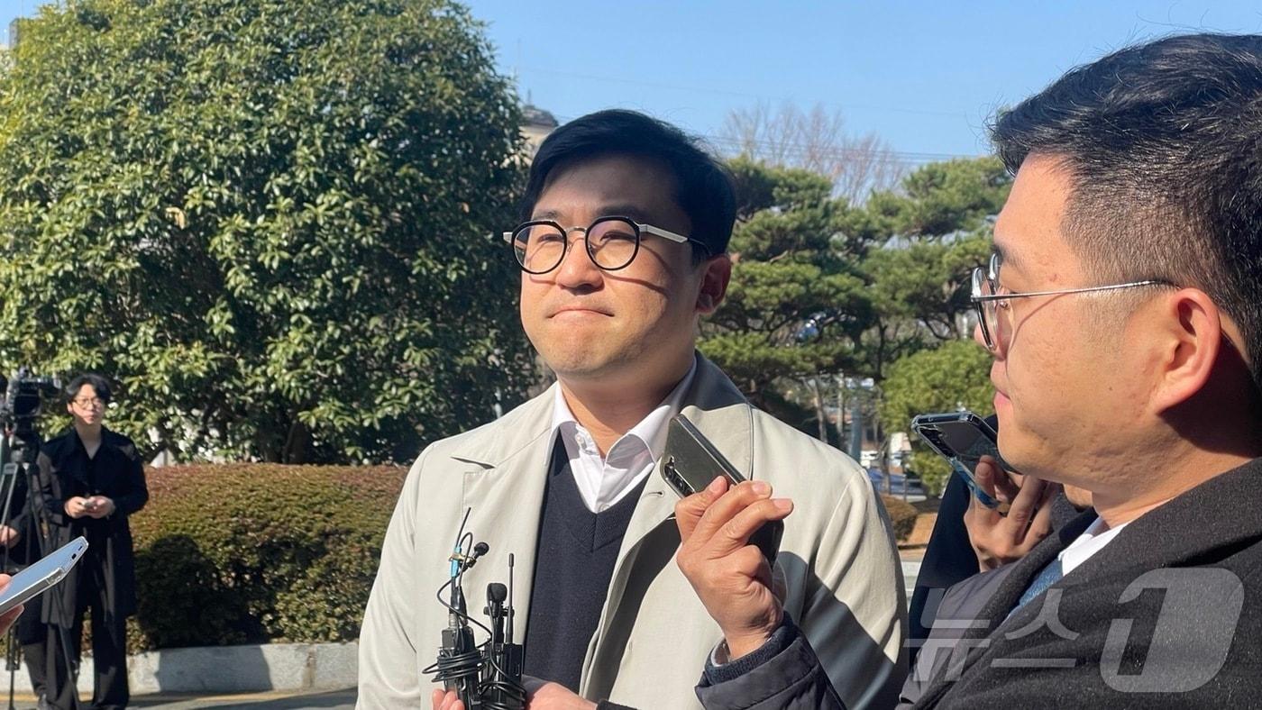 명태균 측 여태형 변호사가 11일 창원지검 앞에서 취재진 질문에 답하고 있다.