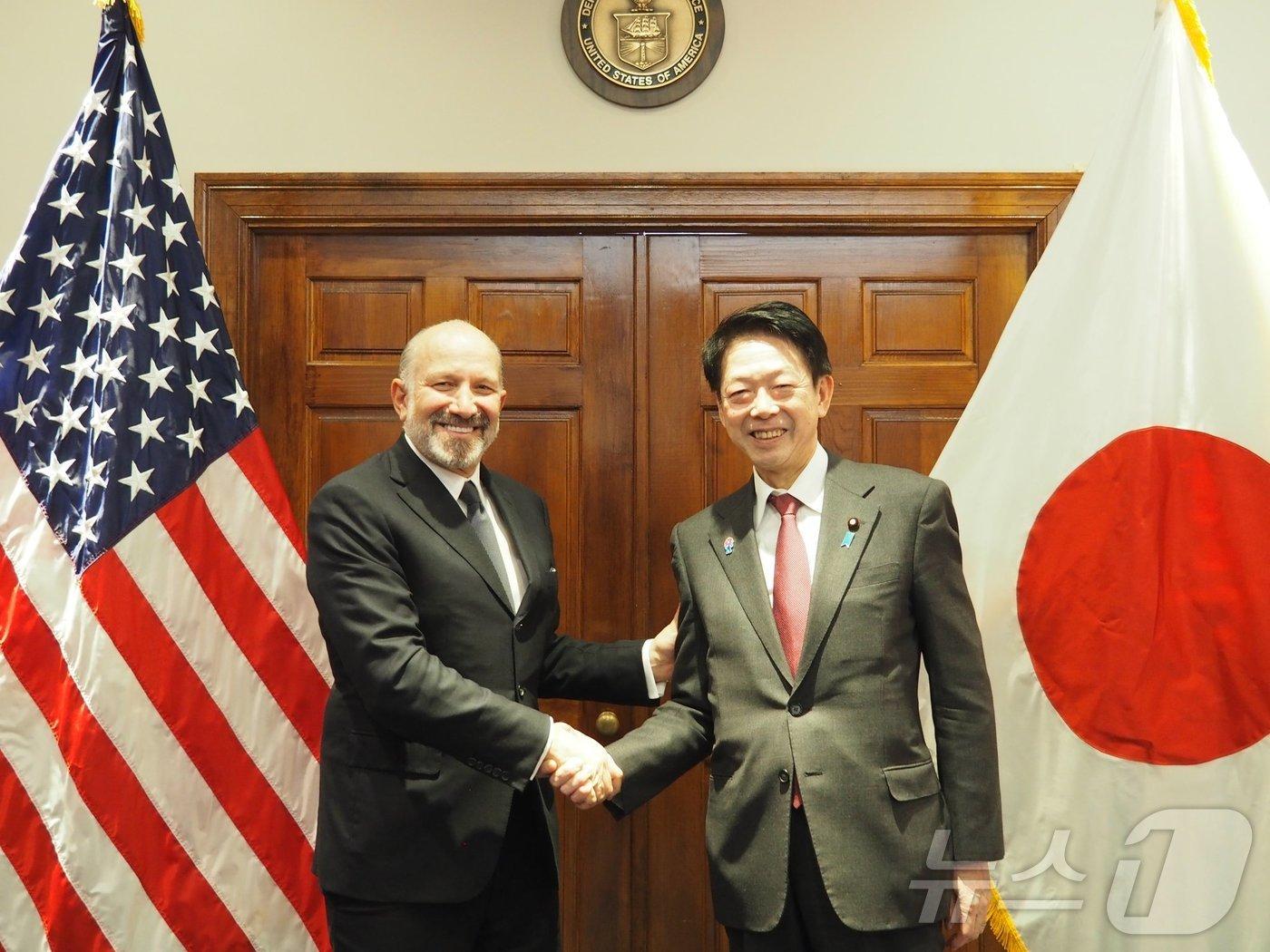 본문 이미지 - 하워드 러트닉 미국 상무장관(왼쪽)과 악수하는 무토 요지 일본 경제산업상 (출처=경제산업성 엑스(X·옛 트위터) 계정)