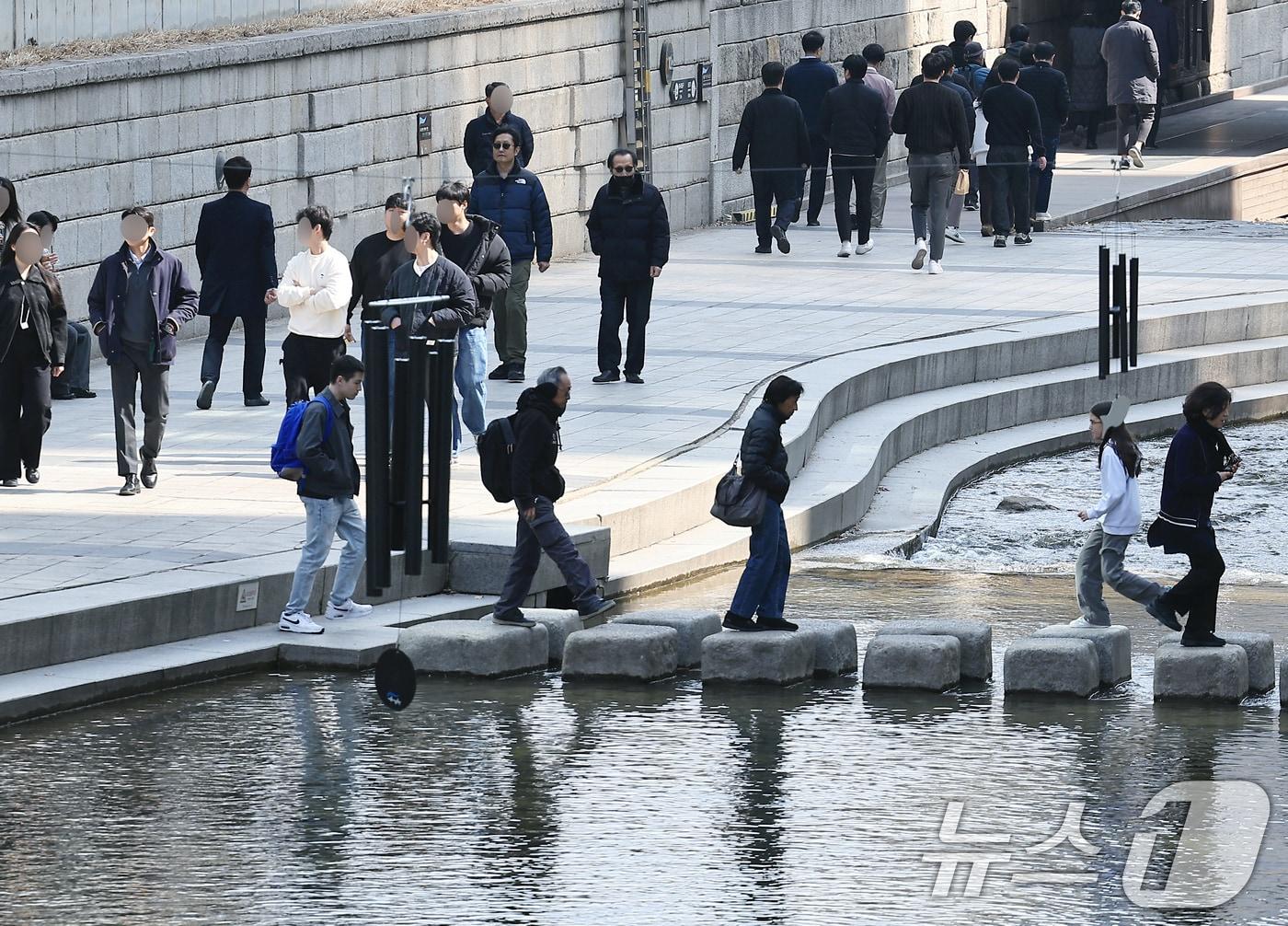 본문 이미지 - 산책 즐기는 시민들.(자료사진)/뉴스1 DB