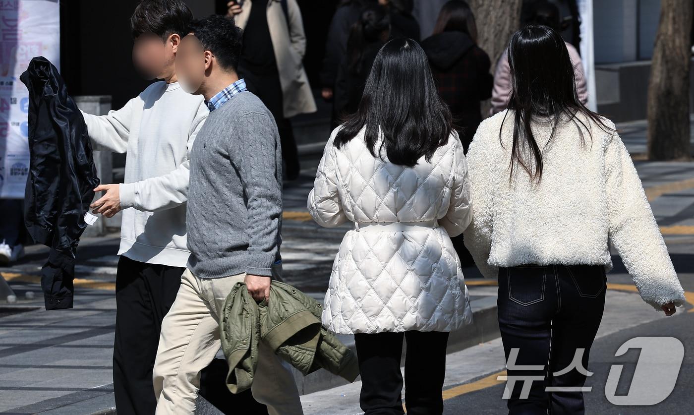 외투를 벗어든 시민들이 길을 걷고 있다. (사진은 기사 내용과 무관함) / 뉴스1 ⓒ News1