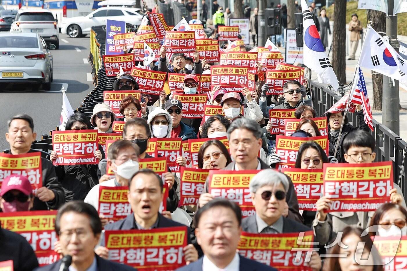 본문 이미지 - 윤석열 대통령 지지자들이 11일 서울 종로구 헌법재판소 인근에서 윤 대통령에 대한 탄핵 각하를 촉구하며 집회를 하고 있다. 2025.3.11/뉴스1 ⓒ News1 민경석 기자