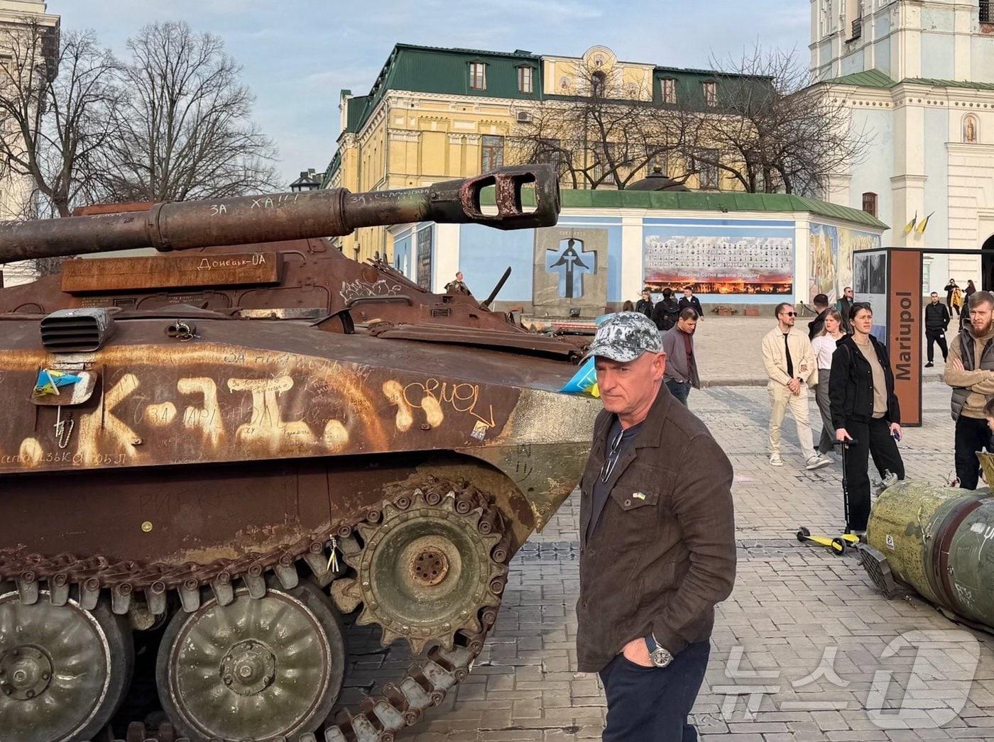 본문 이미지 - 마크 켈리 상원의원(애리조나)이 9일 우크라이나를 방문했다. 2025.3.9 <출처=켈리 의원 트위터>