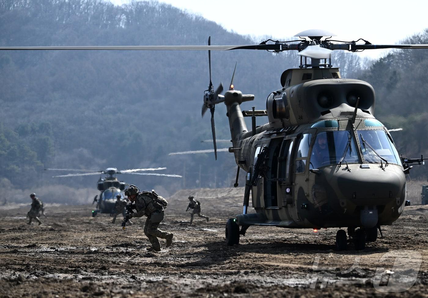 11일 경기도 파주시 법원읍 무건리 훈련장에서 '한미 연합 공중강습 훈련'이 열려 수리온 헬기에서 내린 한미 장병들이 목표지역 점령을 위해 전술기동 훈련을 하고 있다. 2025.3.11/뉴스1 ⓒ News1 사진공동취재단