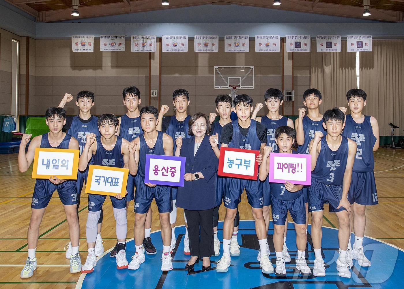 본문 이미지 - 지난해 6월 박희영 용산구청장(앞줄 가운데)이 용산중학교 농구부를 찾아 격려했다.(용산구 제공)