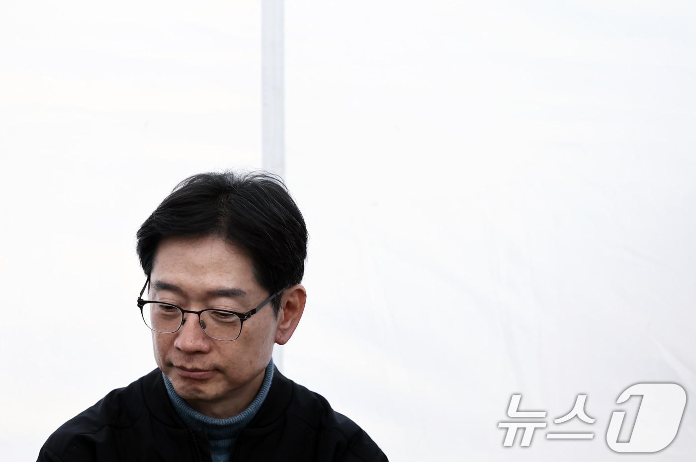 김경수 전 경남지사가 윤석열 대통령 파면 촉구 단식 농성 사흘차를 맞은 11일 서울 종로구 경복궁 인근 농성 천막에서 지지자들과 대화를 나누고 있다. 2025.3.11/뉴스1 ⓒ News1 오대일 기자