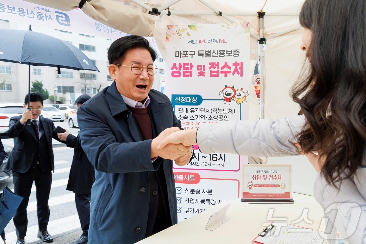 본문 이미지 - 지난해 3월 박강수 마포구청장이 찾아가는 특별신용보증 접수처를 방문했다.(마포구청 제공)