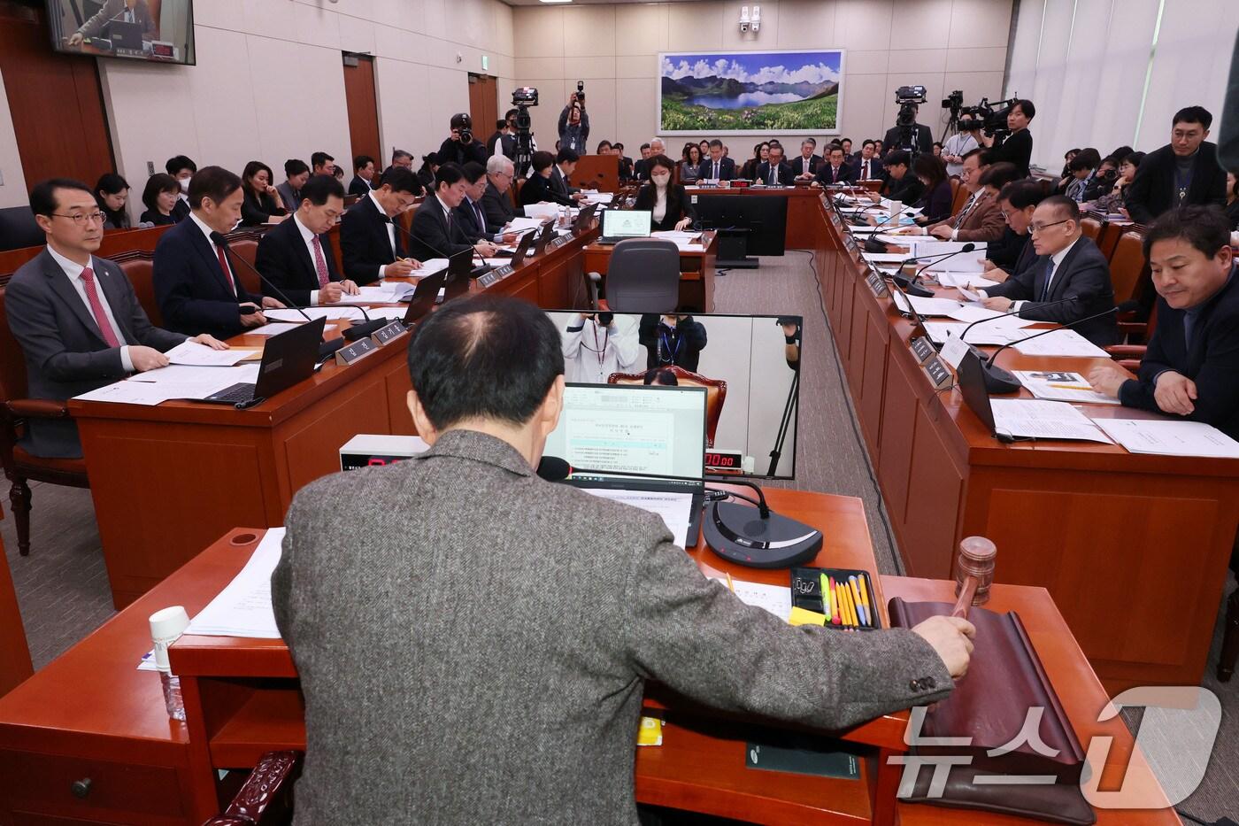 본문 이미지 - 김석기 국회 외통위원장이 11일 오후 서울 여의도 국회에서 열린 외교통일위원회 전체회의에서 의사봉을 두드리며 안건을 상정하고 있다. 2025.3.11/뉴스1 ⓒ News1 이광호 기자
