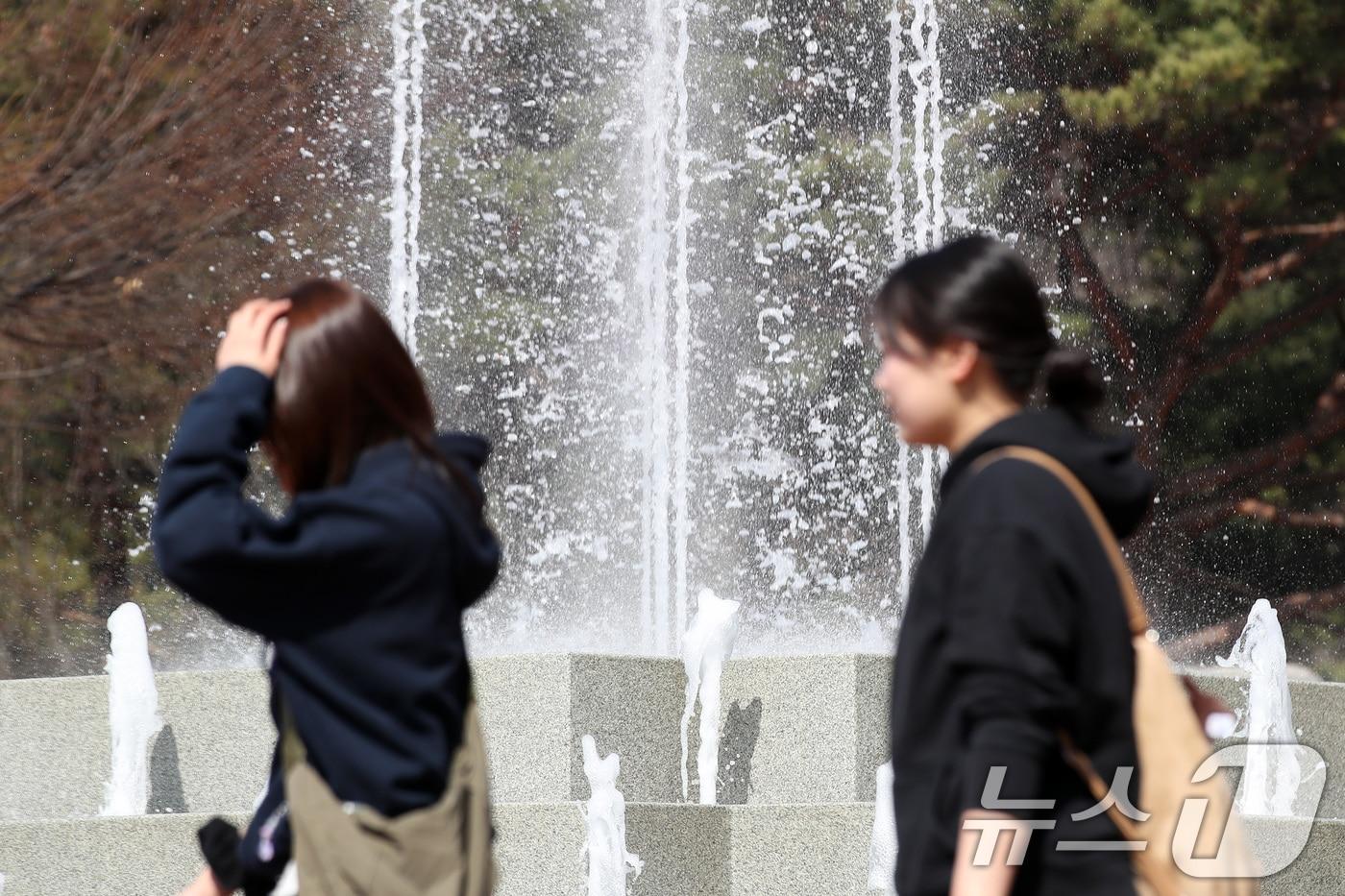 본문 이미지 - 대구의 낮 기온이 17도를 넘으며 완연한 봄 날씨를 보인 11일 대구 달서구 계명대학교 성서캠퍼스 분수대에서 시원한 물줄기가 뿜어져 나오고 있다. 2025.3.11/뉴스1 ⓒ News1 공정식 기자