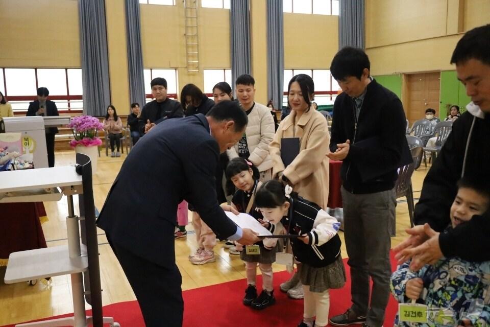 본문 이미지 - 지난 4일 전남 장성군에 위치한 북이초등학교 입학식에서 입학축하금을 전달하고 있다.&#40;북이초 제공. 재판매 및 DB 금지&#41;2025.3.11/뉴스1