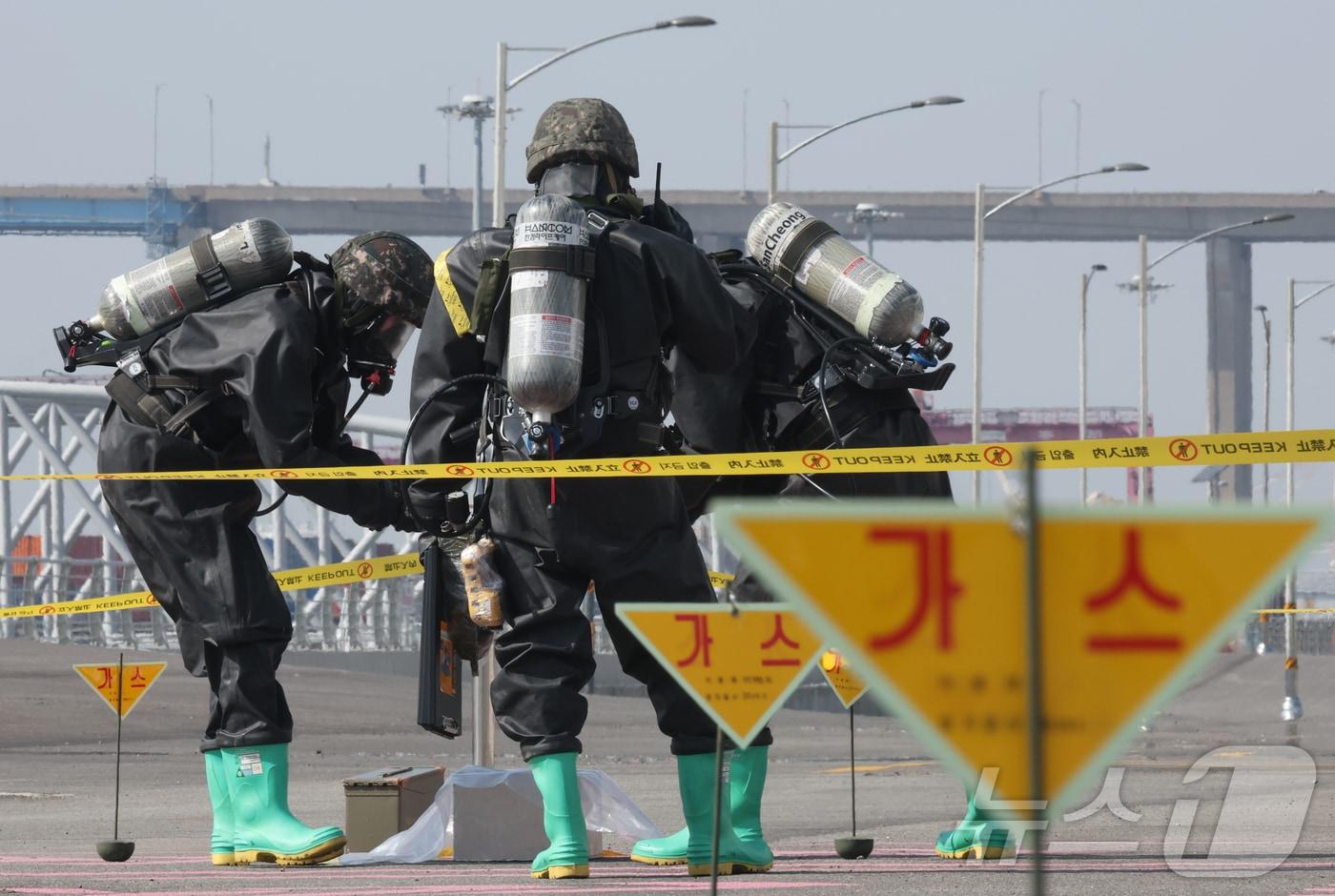 본문 이미지 - 11일 오후 경기 평택시 평택·당진항 국제여객터미널에서 열린 통합 항만방호훈련에서 해군 2함대 예하 기지방호전대, 육군 51사단 예하 169여단, 평택지방해양수산청 및 유관기관 관계자들이 국가중요시설에 추락한 적 무인기 및 화생방 대응 훈련을 하고 있다. 2025.3.11/뉴스1 ⓒ News1 김영운 기자
