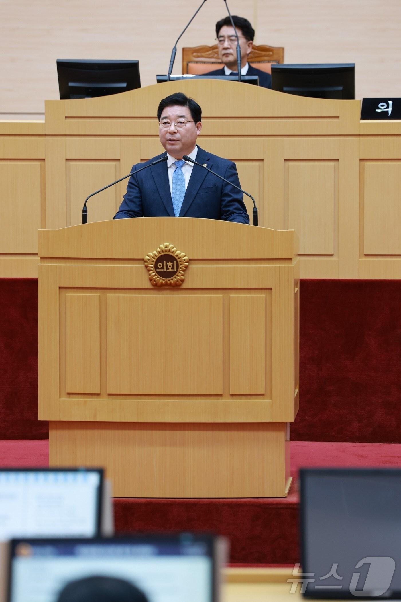 본문 이미지 - 전남도의회 신민호 의원이 결의안을 대표발의학고 있다.&#40;전남도의회 제공, 재판매 및 DB금지&#41; 