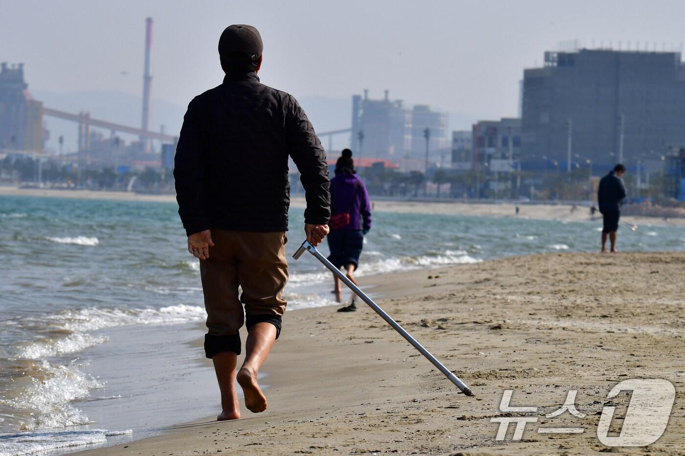 11일 오후 경북 포항시 송도해수욕장에서 시민들이 맨발 걷기를 하고 있다. 이날 포항시의 낮 최고기온은 17.3도를 기록했다. 2025.3.11/뉴스1 ⓒ News1 최창호 기자