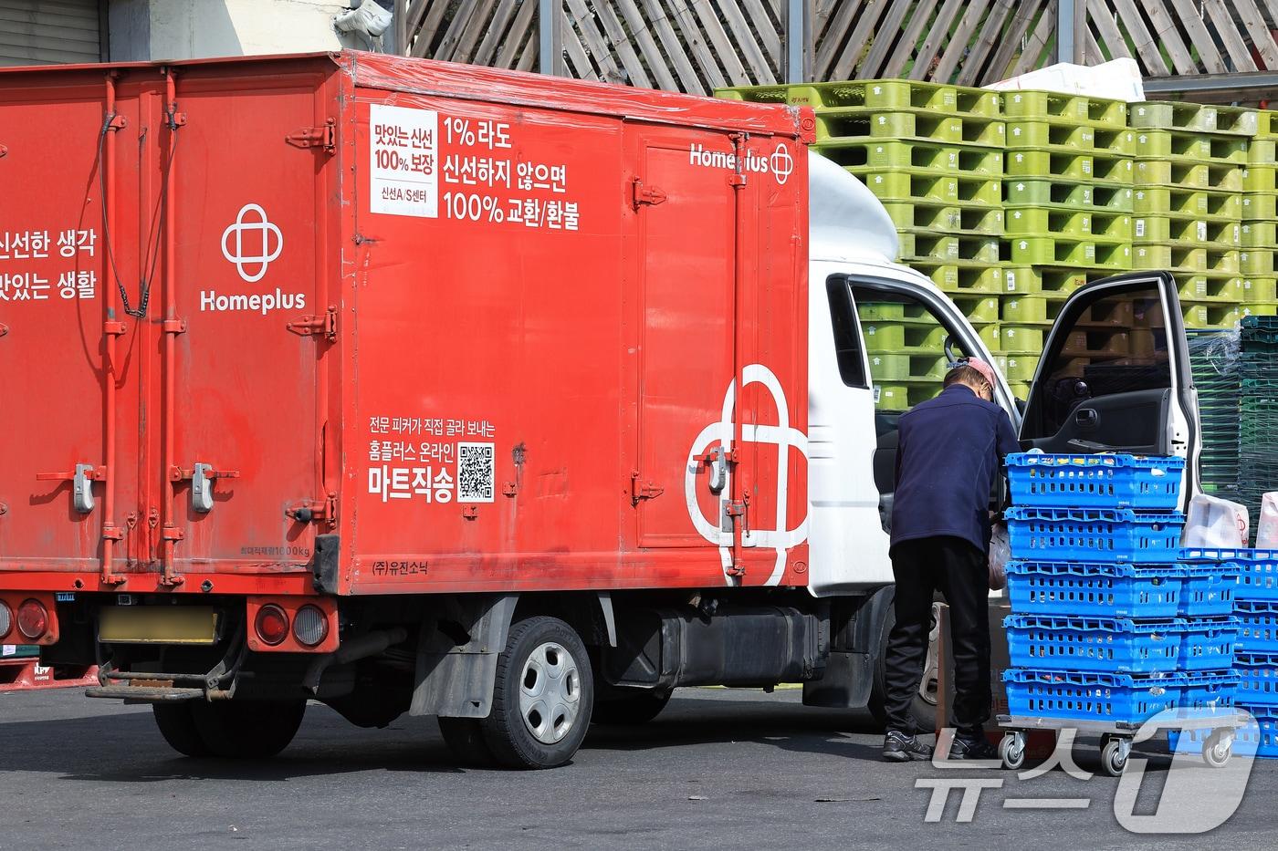 지난 11일 서울 시내의 한 홈플러스 물류입고장 에서 관계자가 배송할 물건을 옮기고 있다. 2025.3.11/뉴스1 ⓒ News1 박정호 기자