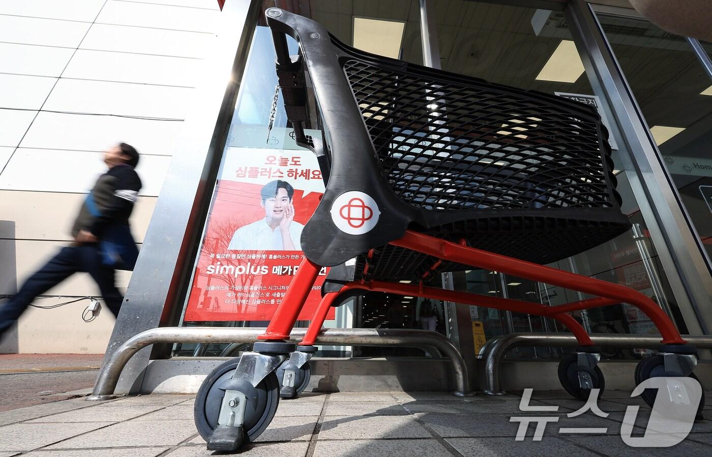 본문 이미지 - 서울 시내의 한 홈플러스 매장에서 한 시민이 나오고 있다. 2025.3.11/뉴스1 ⓒ News1 박정호 기자