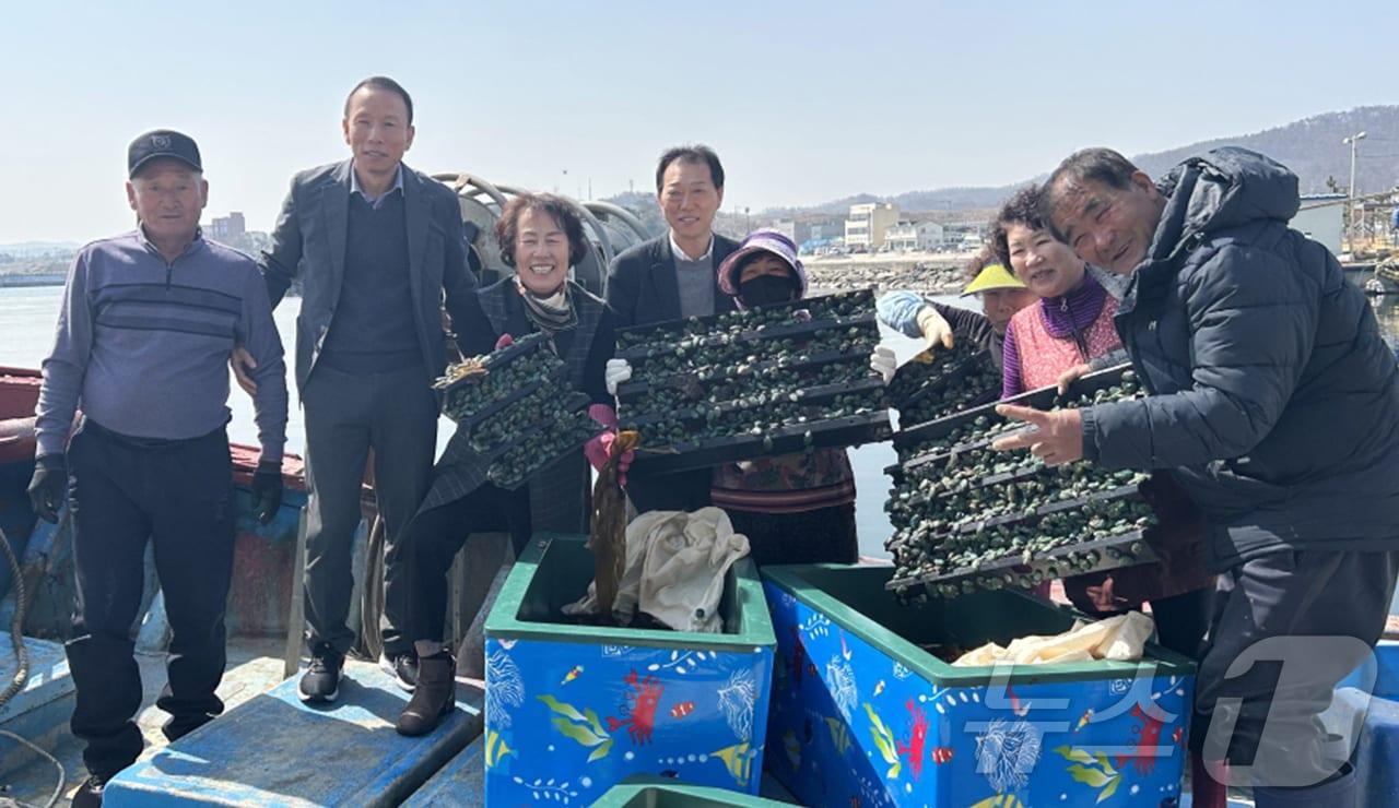 본문 이미지 - 11일 경북 포항시가 해양생태계 보호와 수산자원 회복 등을 위해 어린 전복 14만 마리를 남구 구룡포와 호미곶, 장기면 어촌계 마을 어장 4곳에 방류했다. (포항시제공, 재판매 및 DB 금지) 