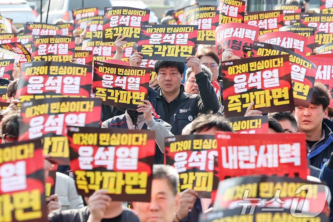 본문 이미지 - 민주노총 조합원들이 11일 오후 서울 종로구 경복궁 동십자각 앞에서 열린 '윤석열 대통령 구속취소 규탄·탄핵 촉구 집회'에서 구호를 외치고 있다. 2025.3.11/뉴스1 ⓒ News1 민경석 기자