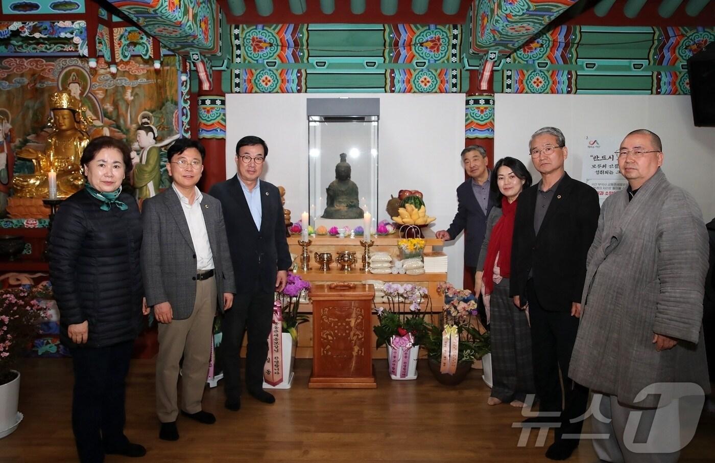 충남도의회 행정문화위원회가 서산 부석사에서 금동관세음보살좌상을 친견 후 스님과 기념촬영을 하고 있다.(충남도의회 제공. 재판매 및 DB금지) /뉴스1