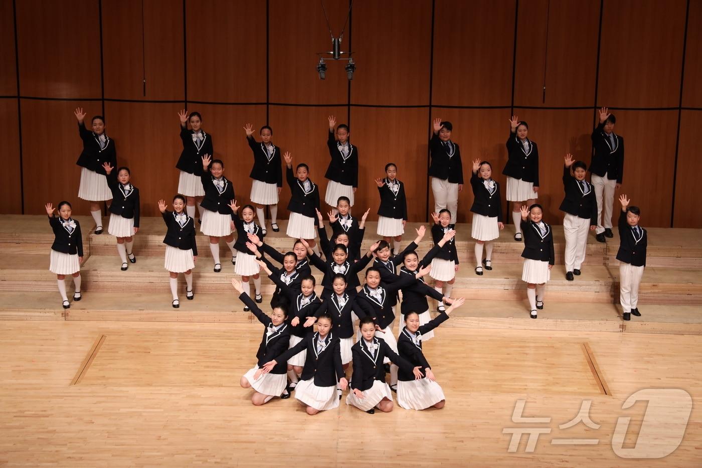 부산시립소년소녀합창단이 무대를 진행하고 있다.&#40;부산문화회관 제공. 재판매 및 DB 금지&#41;