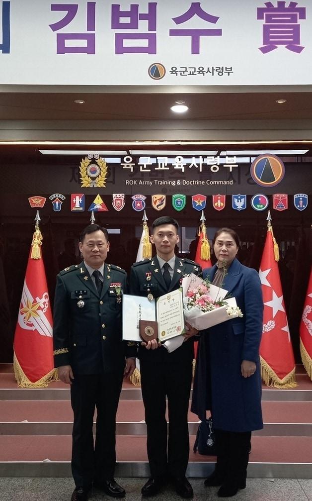 본문 이미지 - 1회 김범수상을 받은 김정태 대위가 부모님과 기념사진을 촬영하고 있다.(청주대학교 제공. 재판매 및 DB금지)/뉴스1