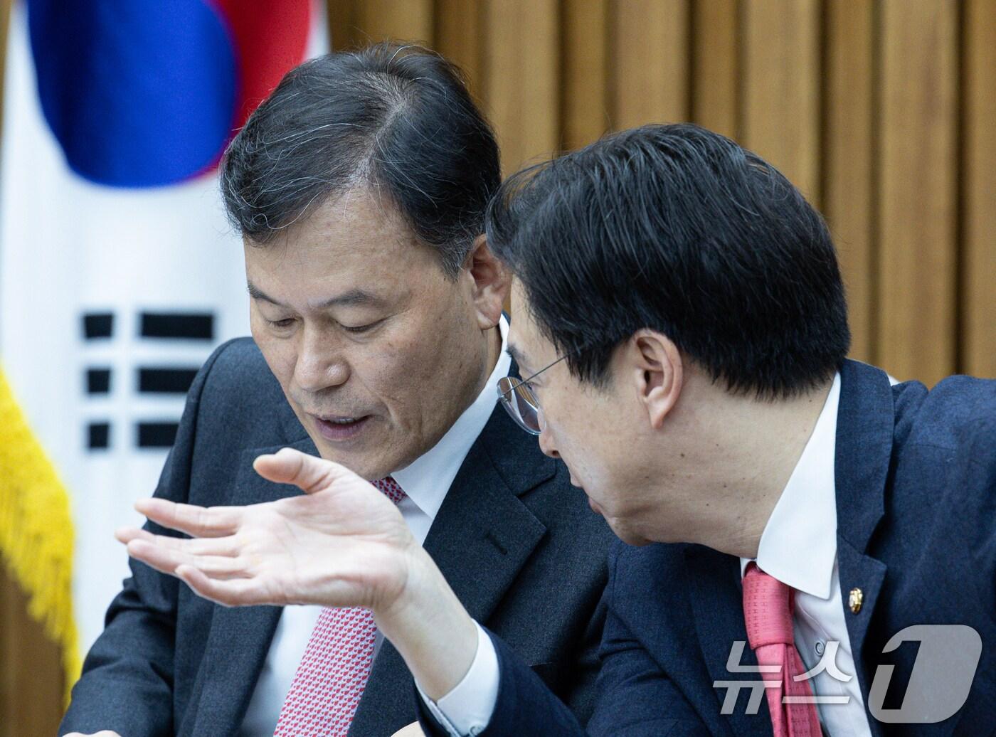 본문 이미지 - 윤한홍 국회 정무위원회 위원장과 강민국 국민의힘 의원이 11일 오후 서울 여의도 국회에서 열린 제423회 국회(임시회) 제1차 전체회의에서 대화를 하고 있다. 이날 정무위에서는 홈플러스 사태와 관련해 김병주 MBK 파트너스 회장과 조주연 홈플러스 공동 대표 등 5명을 증인으로 채택했다. 2025.3.11/뉴스1 ⓒ News1 이재명 기자