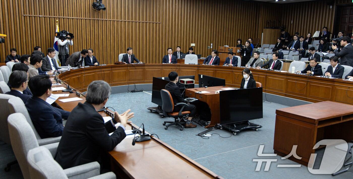 윤한홍 국회 정무위원회 위원장이 11일 오후 서울 여의도 국회에서 열린 제423회 국회(임시회) 제1차 전체회의를 주재하고 있다. 이날 정무위에서는 홈플러스 사태와 관련해 김병주 MBK 파트너스 회장과 조주연 홈플러스 공동 대표 등 5명을 증인으로 채택했다. 2025.3.11/뉴스1 ⓒ News1 이재명 기자