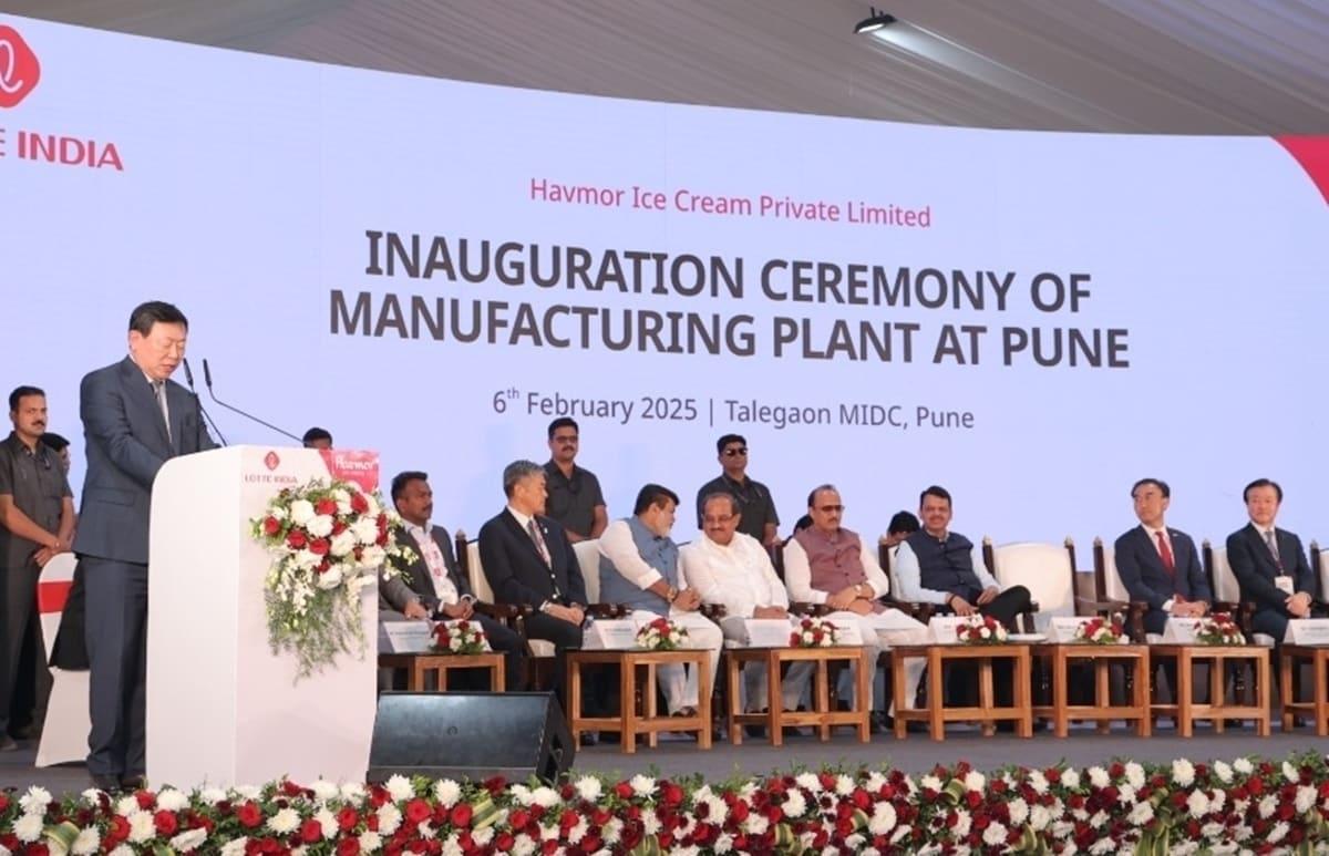 본문 이미지 - 지난 2월6일(현지 시각) 인도 푸네시 하브모어 신공장 준공식에서 신동빈 회장이 축사를 하고 있다.(롯데지주 제공).