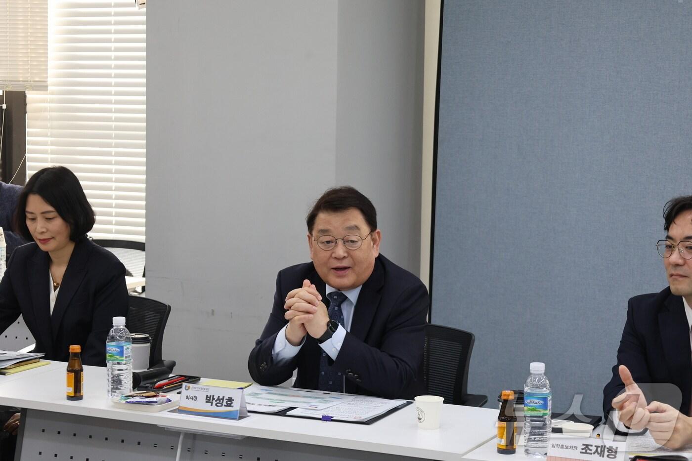 박성효 소상공인시장진흥공단 이사장이 11일 공단 부산전용교육장에서 해외 수출 지원을 위한 간담회를 열었다. (소상공인시장진흥공단 제공)