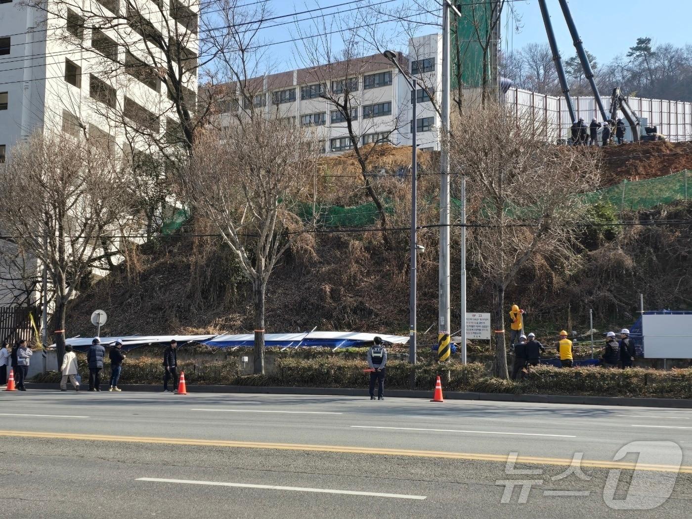 본문 이미지 - 11일 오전 9시 40분쯤 광주 남구 진월동의 한 공동주택 신축현장에서 안전펜스가 전도돼 행인 2명이 다쳤다. 사진은 사고현장의 모습.(독자 제공. 재판매 및 DB금지) 