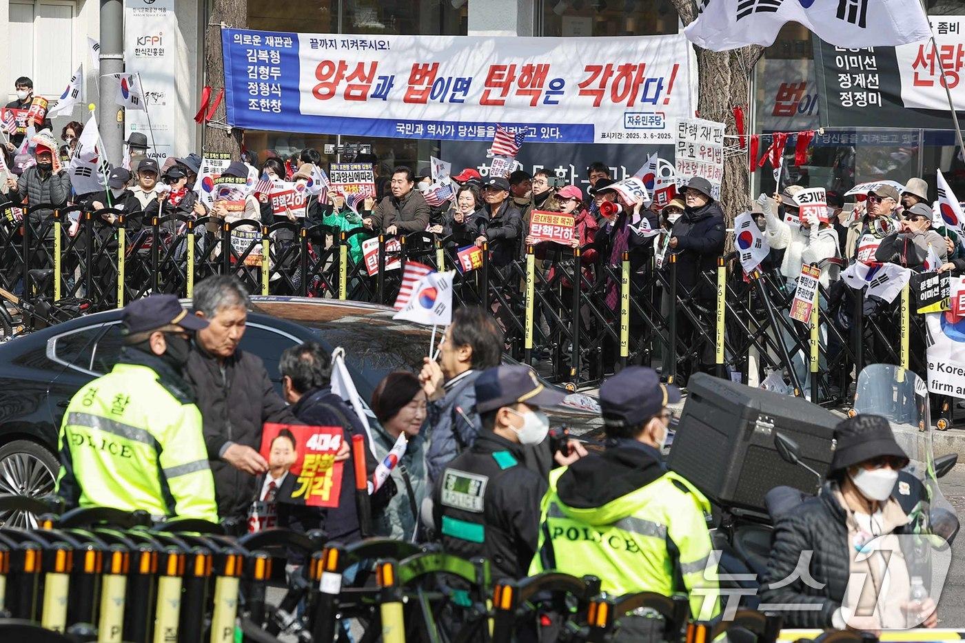 윤석열 대통령 지지자들이 11일 서울 종로구 헌법재판소 앞에서 윤 대통령에 대한 탄핵 각하를 촉구하며 농성을 하고 있다. 2025.3.11/뉴스1 ⓒ News1 민경석 기자