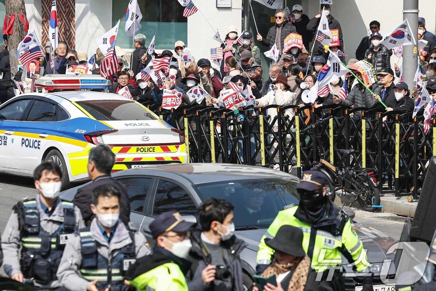 윤석열 대통령 지지자들이 11일 서울 종로구 헌법재판소 앞에서 윤 대통령에 대한 탄핵 각하를 촉구하며 농성을 하고 있다. 2025.3.11/뉴스1 ⓒ News1 민경석 기자