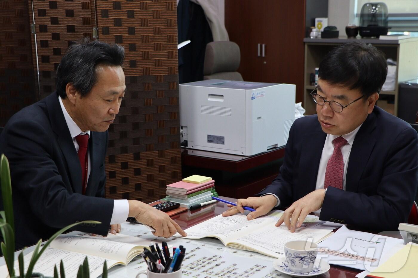 국회 국토교통위원회 소속 서범수 국민의힘 의원&#40;울산 울주군&#41;이 11일 국토교통부 기조실장과 담당 실‧국장들로부터 지역 현안의 진행 경과와 향후 추진계획을 논의하는 자리를 가졌다고 밝혔다.&#40;서범수 의원실 제공. 재판매 및 DB 금지&#41; /뉴스1